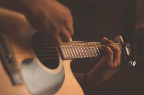 Comment apprendre à jouer de la guitare seul ?