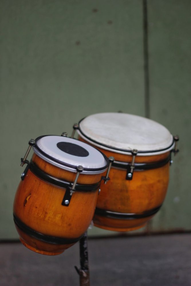 Quel instrument est le leader du groupe de samba ?