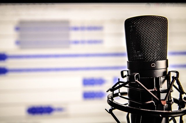Quelle est la différence entre podcast et replay ?