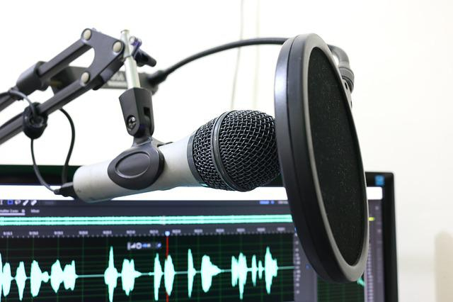 Quelle est la différence entre podcast et replay ?